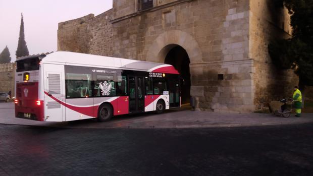 La avería de un autobús obliga a desviar el tráfico por el interior de la Puerta de Bisagra