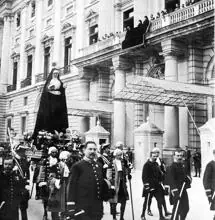 Imagen de la Virgen de los Dolores a su paso por el Palacio Real de Madrid, en cuyos balcones se encontraba Alfonso XIII horas después de firmar el indulto a Joaquina Fuentes y Jesusa Vidales. (Foto, Goñi)