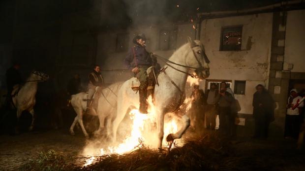 «Las Luminarias»: el rito purificador de San Bartolomé de Pinares (Ávila)