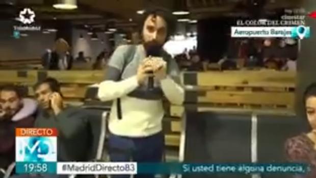 Roban el abrigo a un periodista de Telemadrid mientras hacía un directo desde el aeropuerto de Barajas