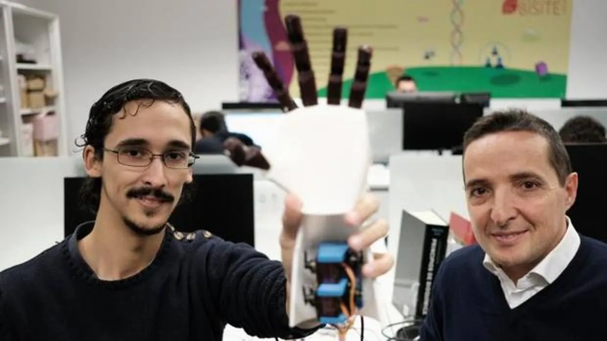 Ramiro Sánchez Torres, el ingeniero informático de la USAL que ha desarrollado esta mano biónica, junto a Juan Manuel Corchado