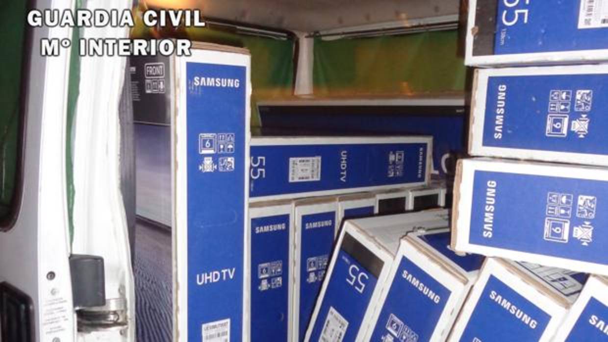 Ýa habían cargado 21 televisores en la furgoneta