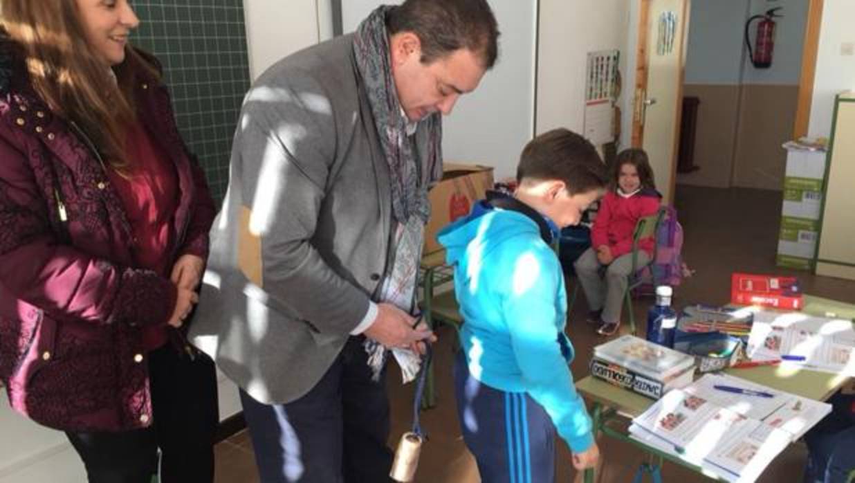 El alcalde ha repartido esta semana cencerros en el colegio para que los niños vistan de «sanantones»