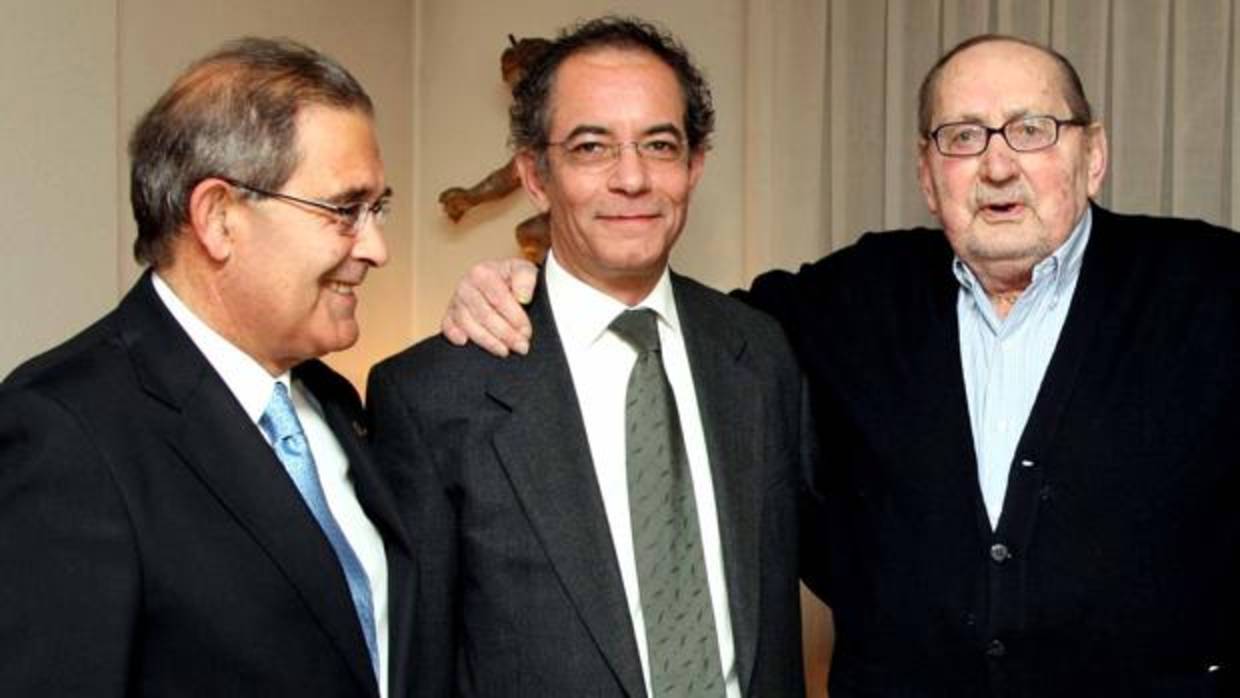 Josechu Arroyo, Tomás Hoyas y Miguel Delibes, de izquierda a derecha, al recibir el primero el premio Miguel Delibes de Periodismo en 2008