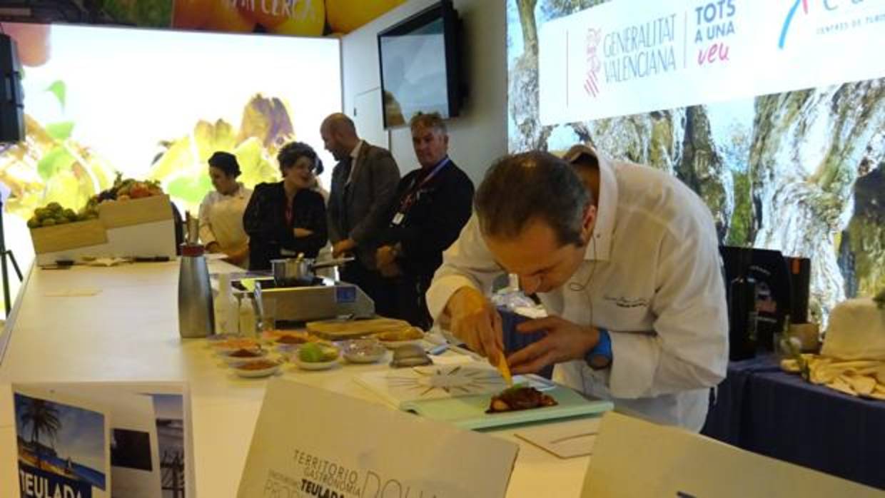 El chef Manuel Alonso durante su demostración gastronómica en Fitur