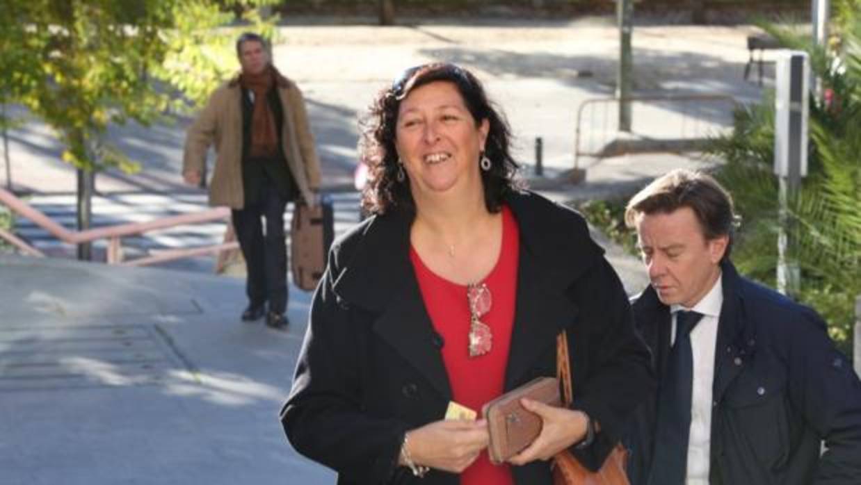La exalcaldesa de Fuenlabrada, María Teresa Fernánez (IU), a la entrada a los juzgados
