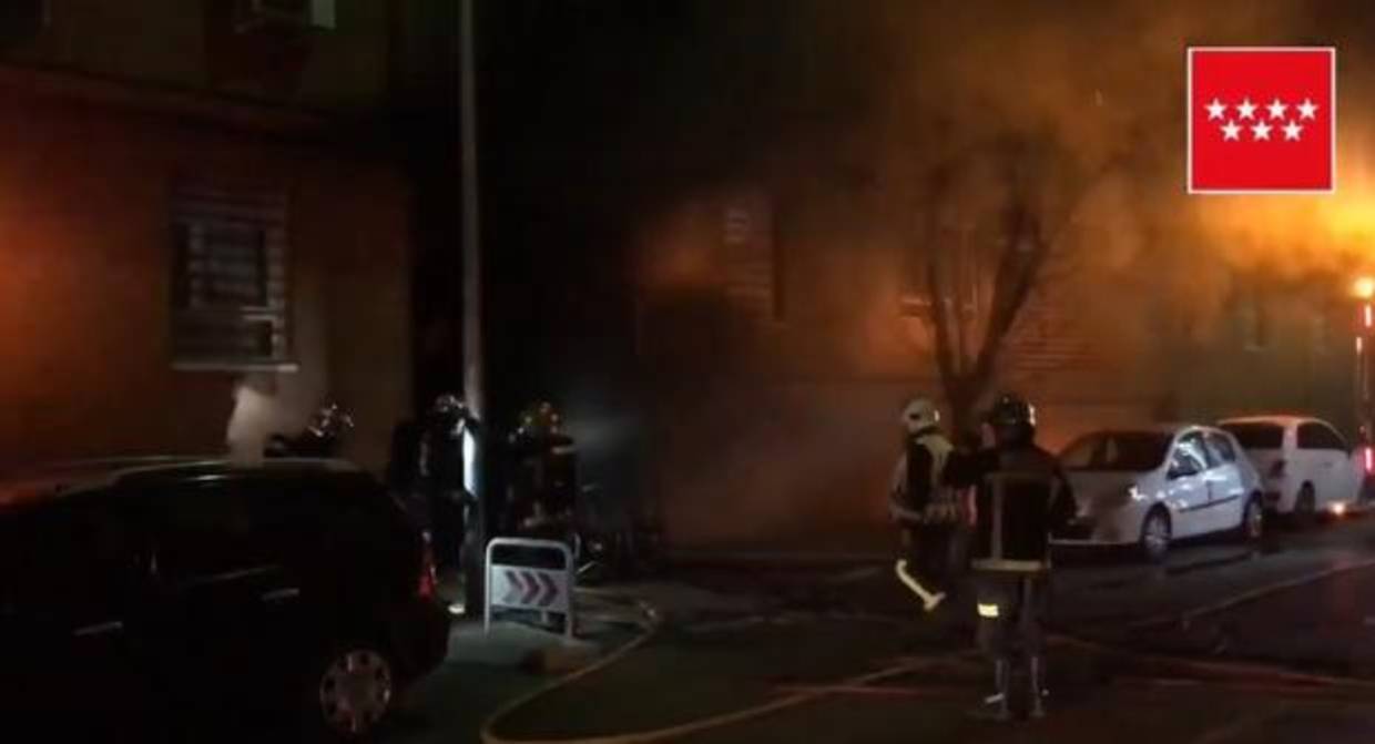 La intervención de los bomberos, anoche, en el bloque de viviendas afectadas por el fuego en Pinto
