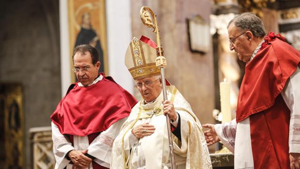 Cansado del «guirigay» en misa: las normas que el cardenal Cañizares pide para las iglesias de Valencia