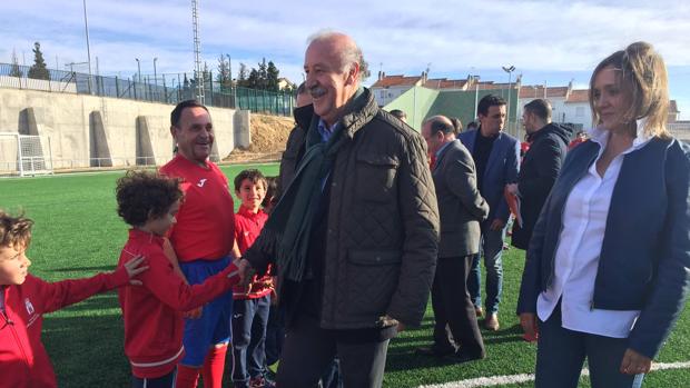 Vicente del Bosque inaugura las obras del campo de fútbol de La Puebla de Montalbán