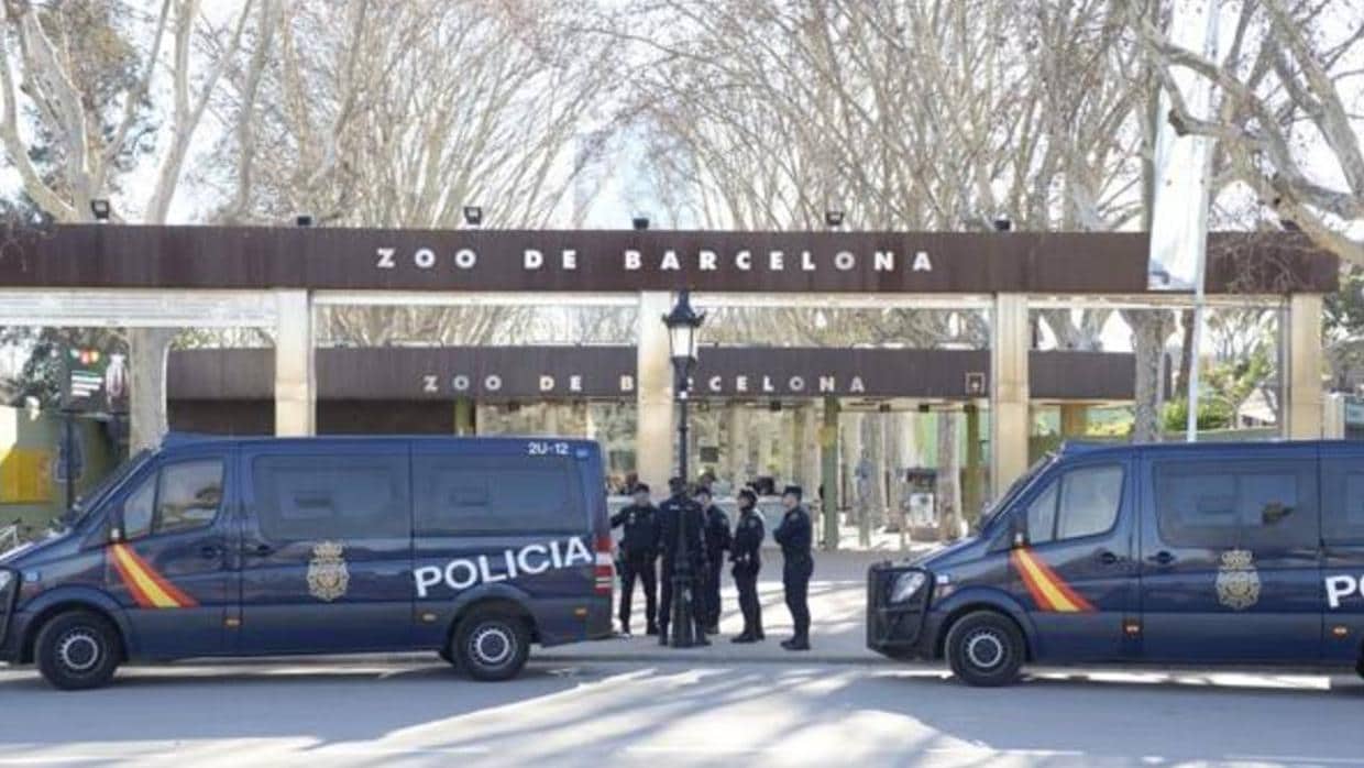 Dos furgones de la Policía Nacional en el parque de la Ciutadella