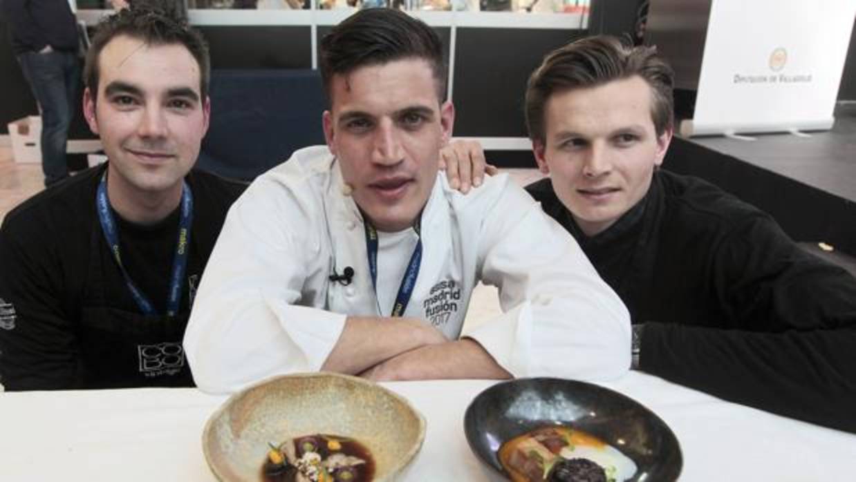 El cocinero Burgales, Miguel Cobo, junto a dos miembros de su equipo, en la pasada edición de Madrid Fusión