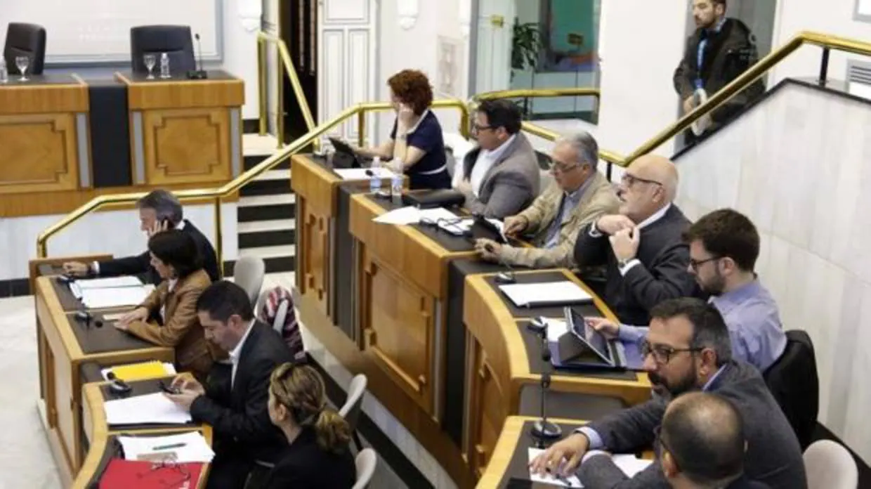 Diputados de la oposición en el Pleno de la Diputación de Alicante