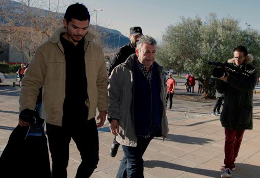 Gabriel Franco (c), director deportivo del Calpe CF, esposado junto a otro de los directivos detenidos