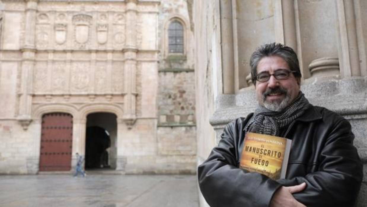 Luis García Jambrina, con su nuevo libro, junto a la fachada de la Universidad de Salamanca