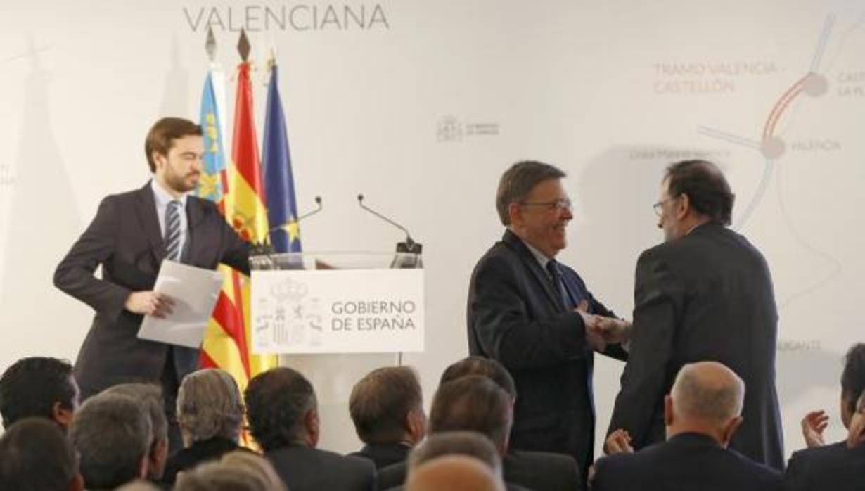 Puig y Rajoy se saludan en el acto inaugural del AVE de Castellón, este lunes
