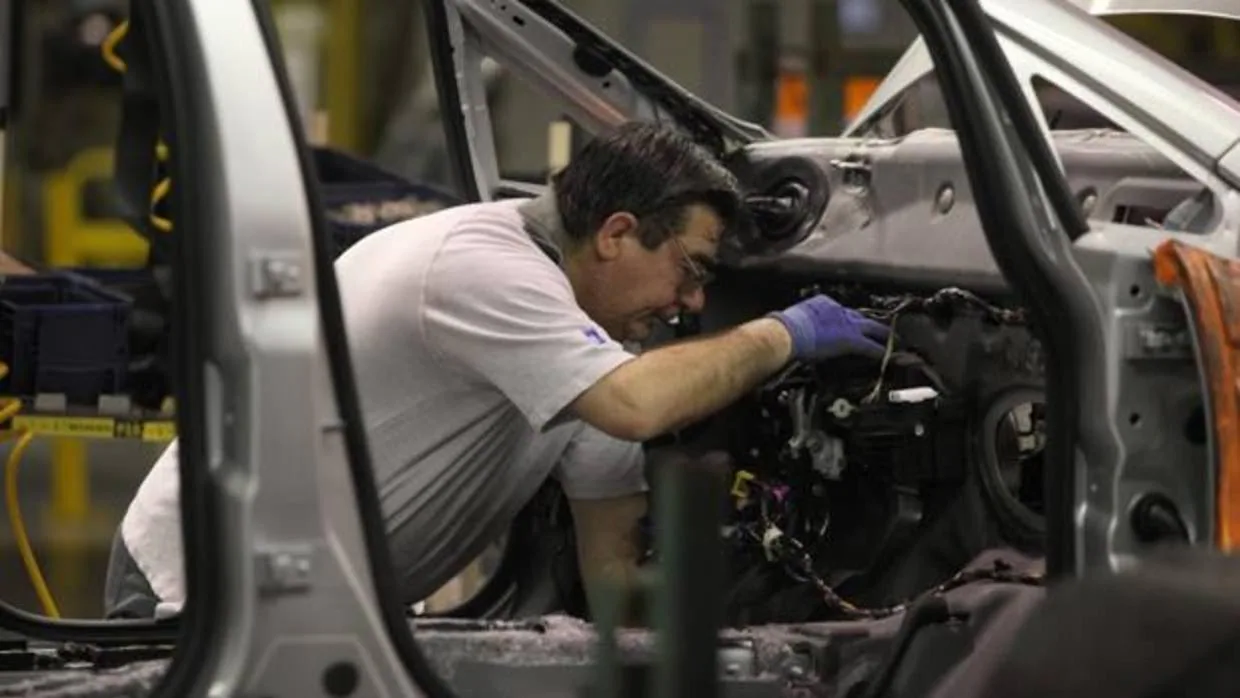 Cadena de montaje de coches de Opel en su fábrica de Figueruelas