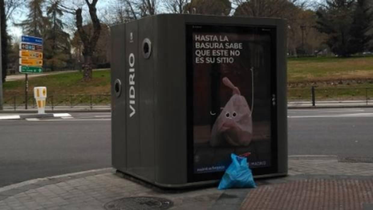 Una de las bolsas de basura tirada junto a un contenedor