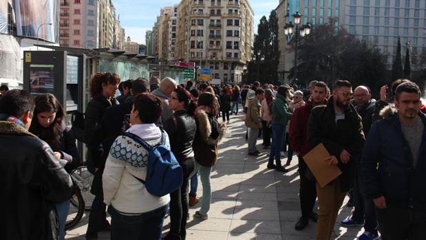 Colas kilómetricas por el casting para trabajar en un hotel de lujo de Plaza de España