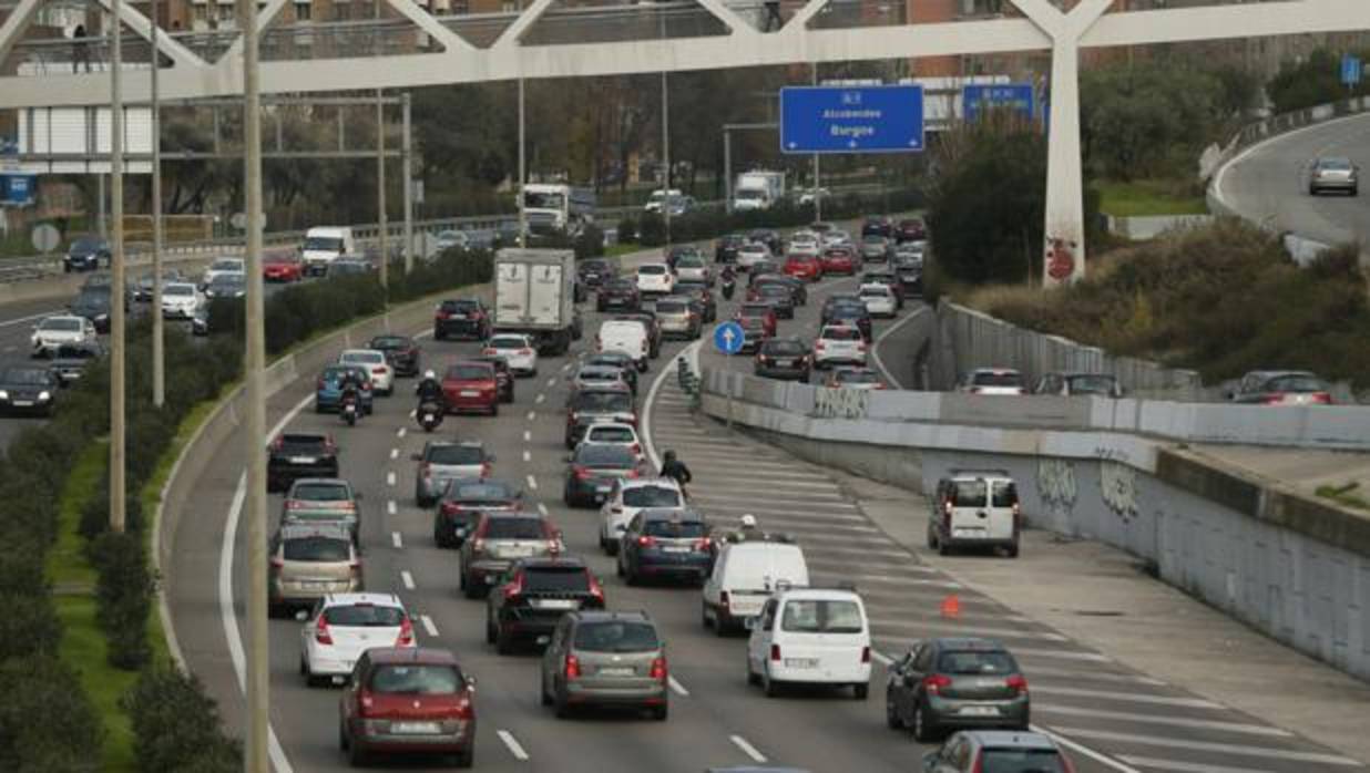 Decenas de vehículos circulan por un tramo de la M-30