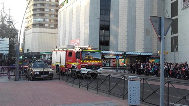 Un incendio obliga a desalojar el edificio del antiguo «Mary» en Talavera durante el rodaje de «Cuéntame»