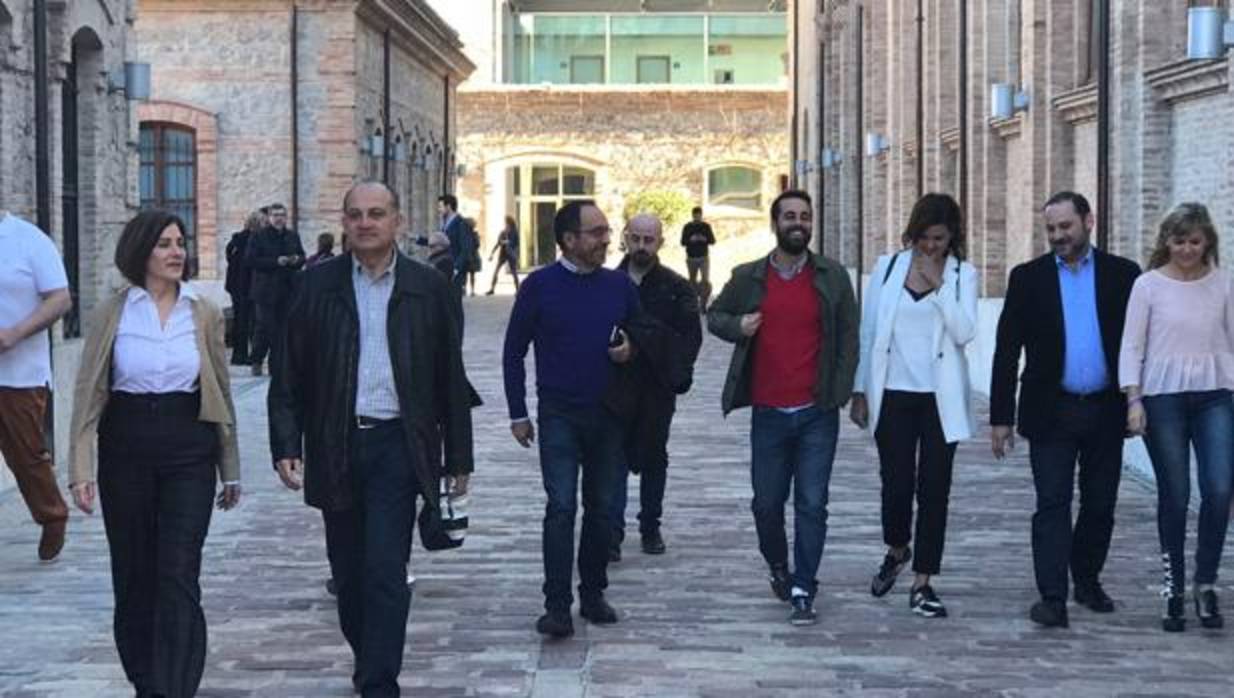 Maite Girau (izquierda) y Sandra Gómez (segunda por la derecha), junto a dirigentes del PSPV durante la asamblea abierta del pasado fin de semana