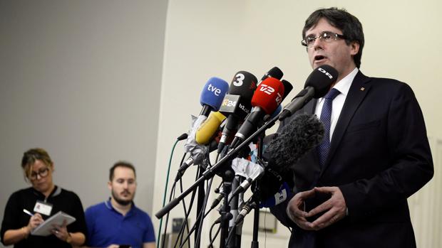 Puigdemont afirma que «trabaja» para regresar «sin ningún riesgo» a Cataluña