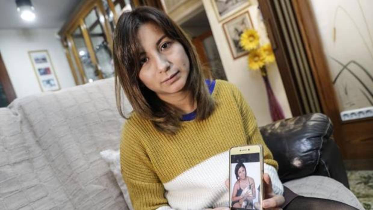 Tamara Salazar muestra en su teléfono una foto de su hermana, muerta en Perú