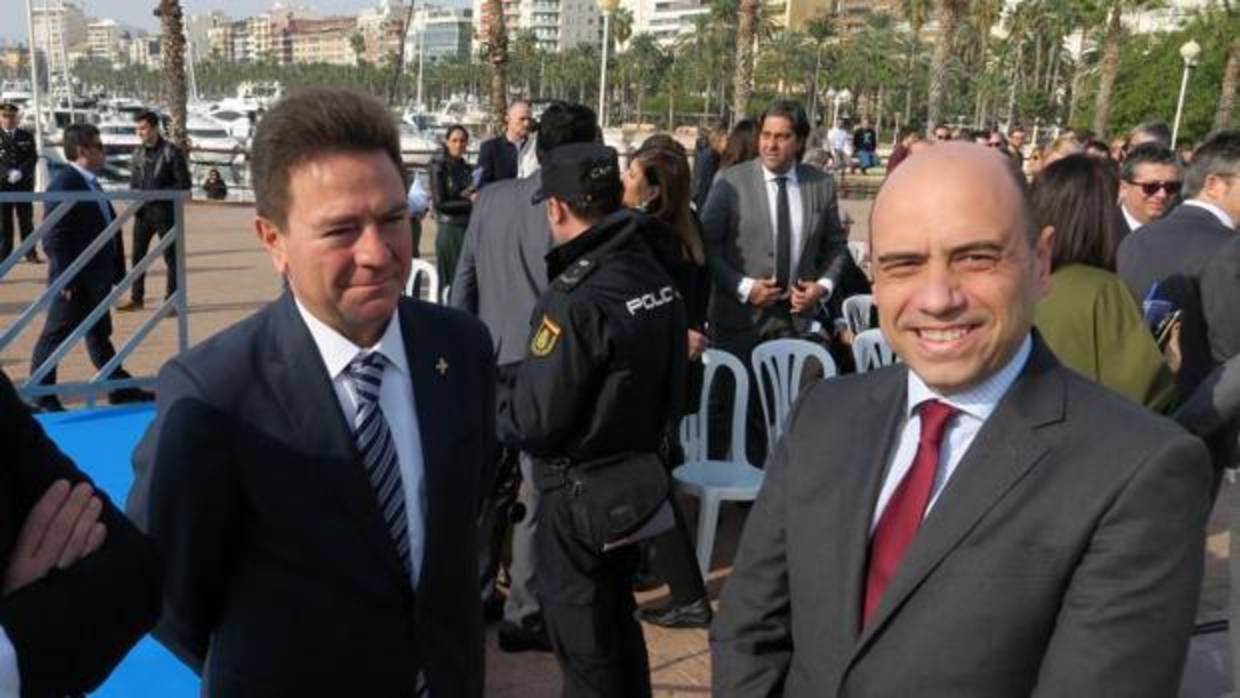 Echávarri junto al presidente de la Audiencia de Alicante, Juan Carlos Cerón, este jueves en el acto de aniversario de la Policía Nacional