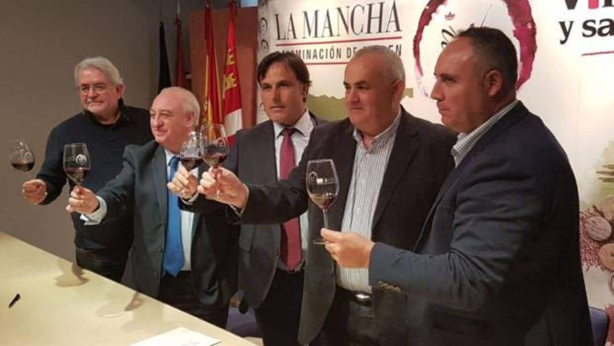 Carlos David Bonilla (en el centro de la imagen), nuevo presidente de la DO La Mancha
