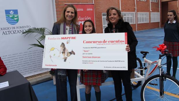 La Infanta Elena entrega a una escolar alicantina el premio del concurso de cuentos de la Fundación Mapfre