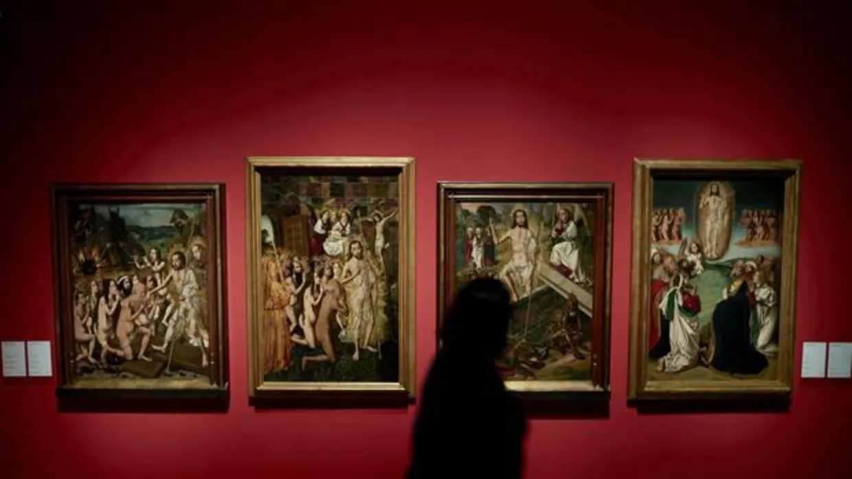 Un visitante observa las obras de Bartolomé Bermejo, «Descenso de Cristo al limbo» (i), «Cristo en el paraíso» (2i), «Resurrección» (2d) y «Ascension»(d) ,