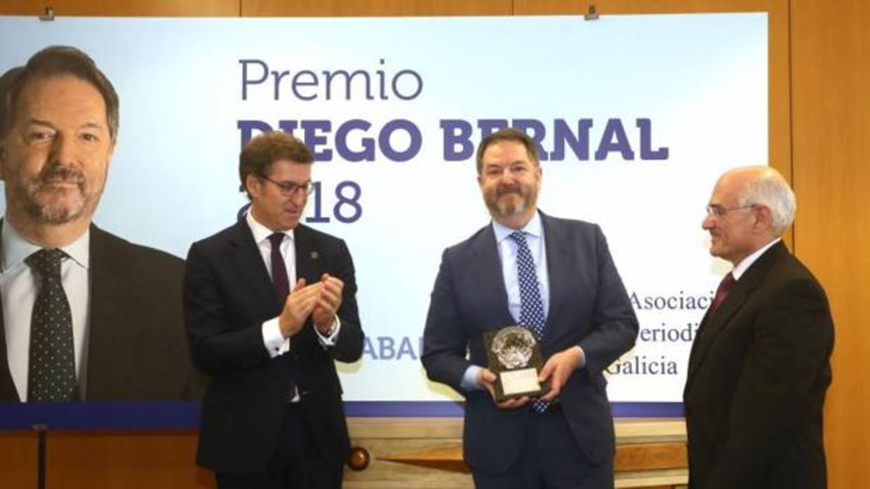 El presidente de la Xunta , el director de ABC, y el presidente de la Asociación de Periodistas de Galicia, ayer en la ceremonia de entrega del premio Diego Bernal