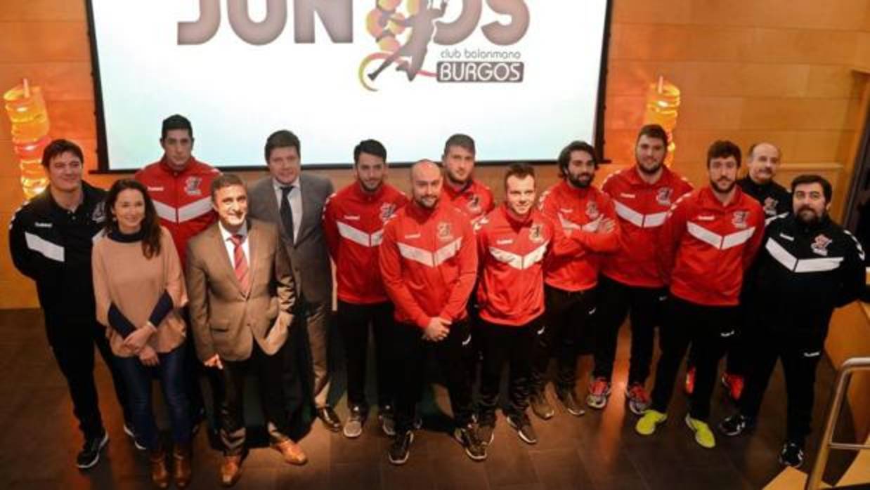 El equipo de balonmano de Burgos durante la presentación del programa «Juntos»