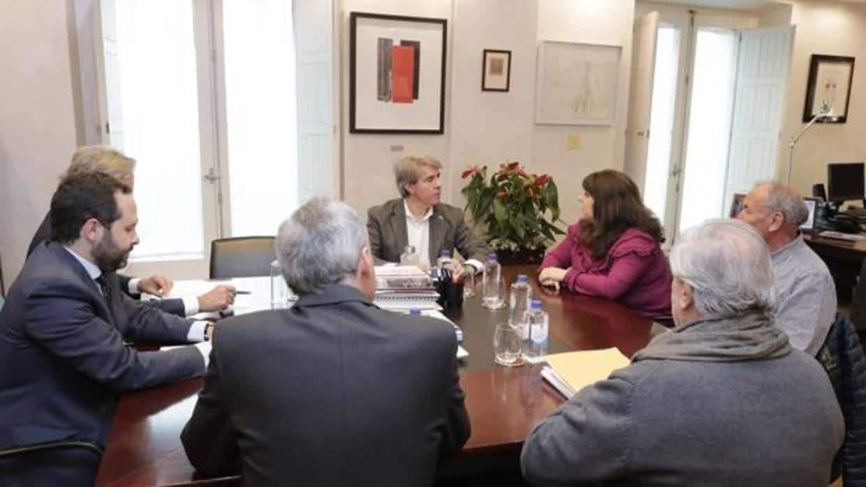 Reunión de trabajo entre los repsonsables de la Comunidad de Madrid y la alcaldesa de Cenicientos