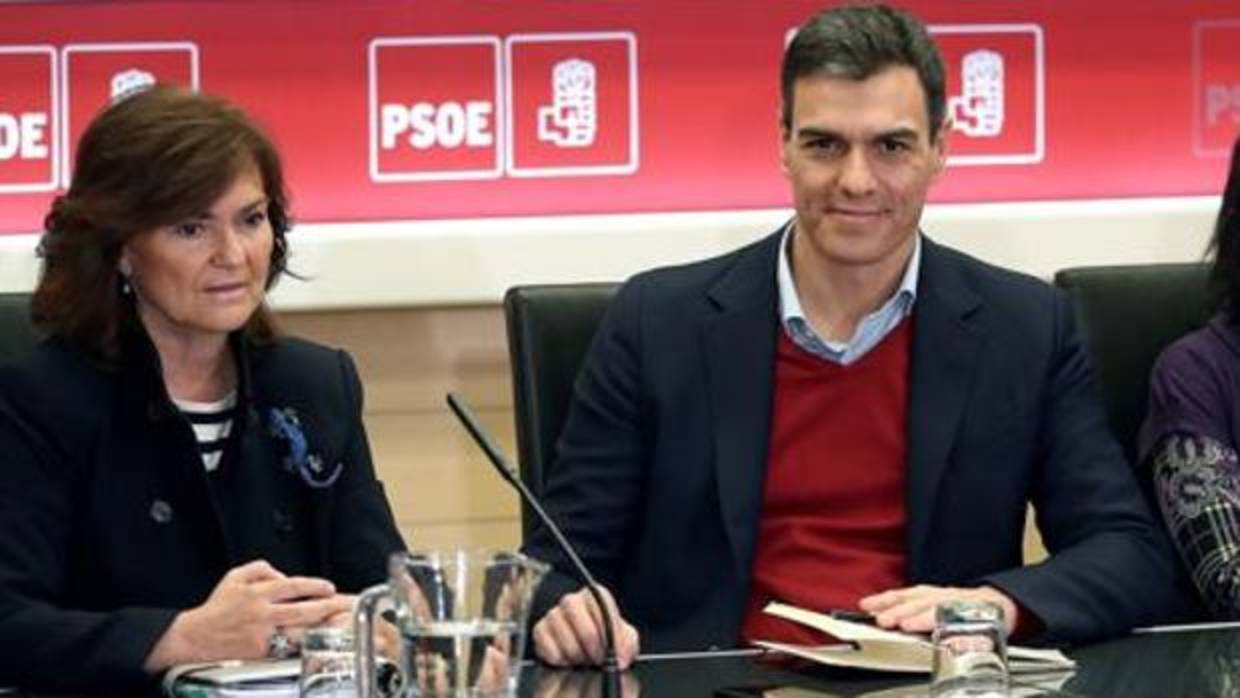 Pedro Sánchez junto a Carmen Calvo