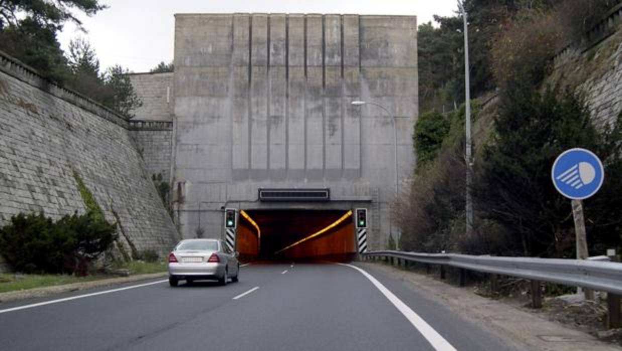 Un joven ha resultado herido grave tras estrellarse contra un muro en el túnel de Guadarrama en la A-6