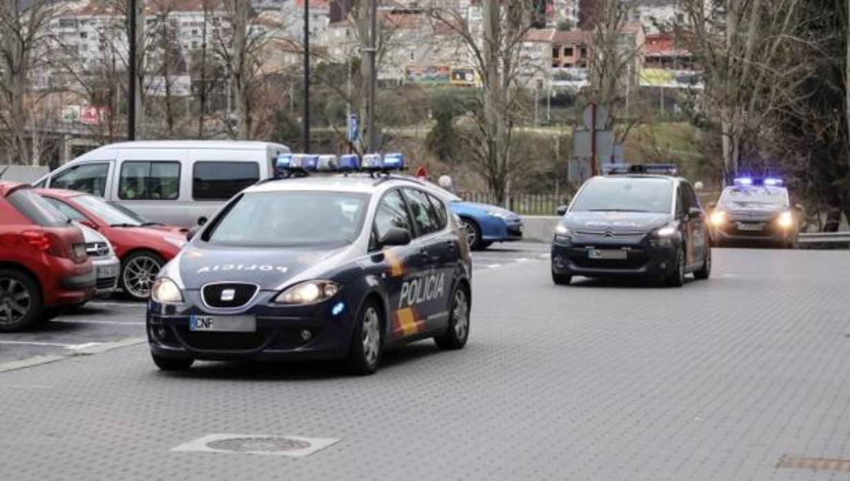 Imagen de archivo de dos coches de la Policía Nacional