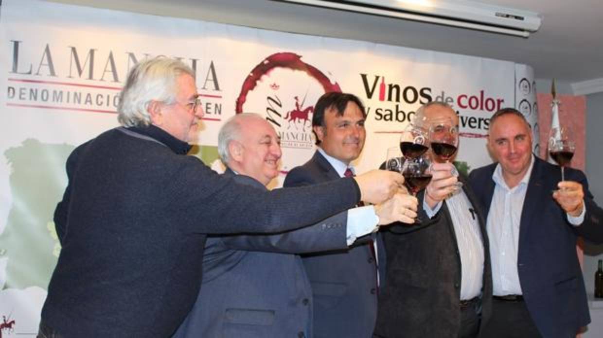 El nuevo presidente de la DO La Mancha, Carlos David Bonilla (en el centro), junto a otros cargos