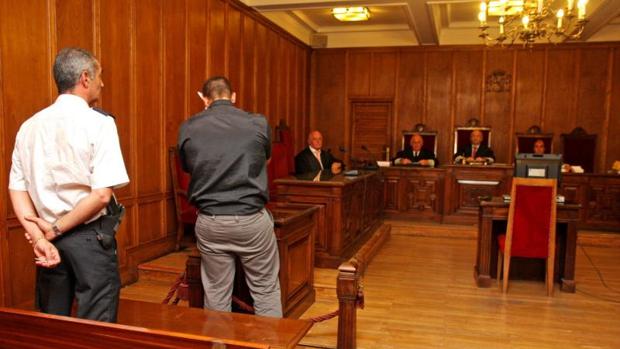 Juzgan a cuatro acusados de prostituir a una menor «comprada» por mil euros