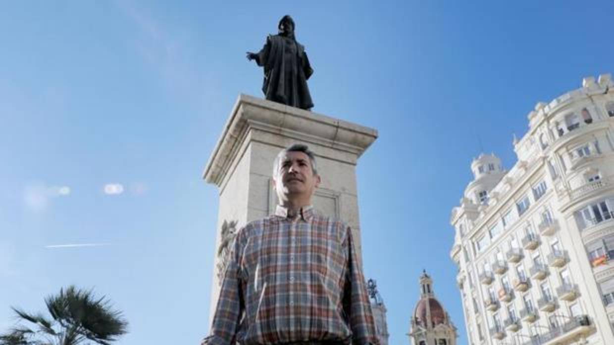 El editor Salva Raga, junto a la estatua de Francesc de Vinatea, uno de los protagonistas de su libro