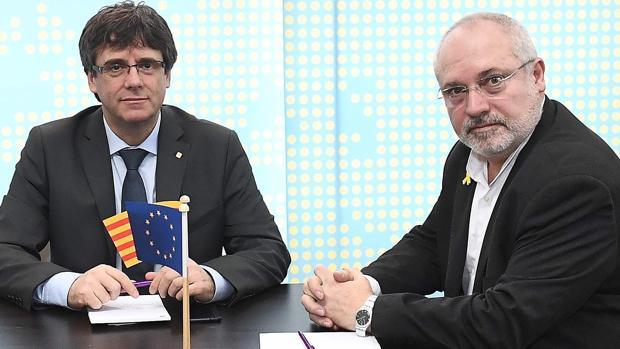 Tres diputados fugados en Bélgica con Puigdemont renuncian a sus actas del Parlament