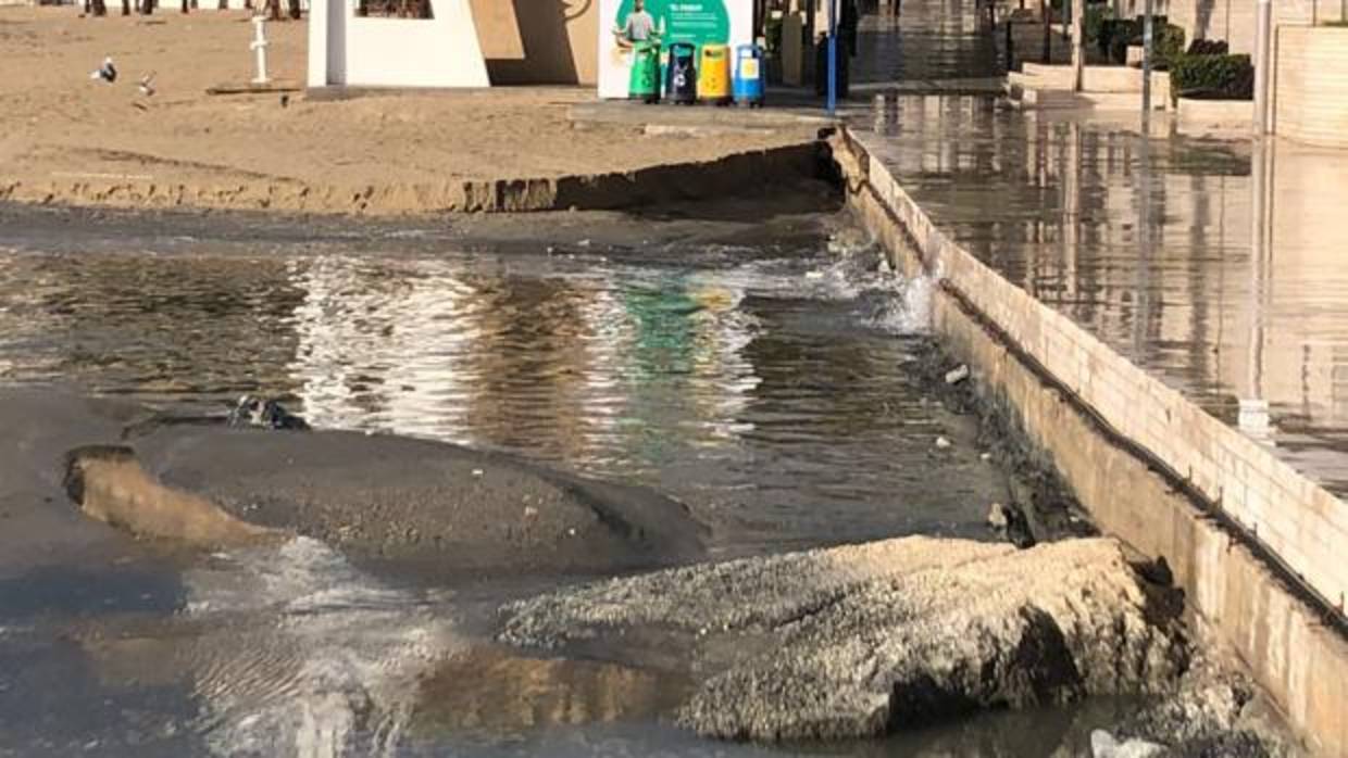 La lluvia ha anegado la playa de la Albufereta en las últimas horas