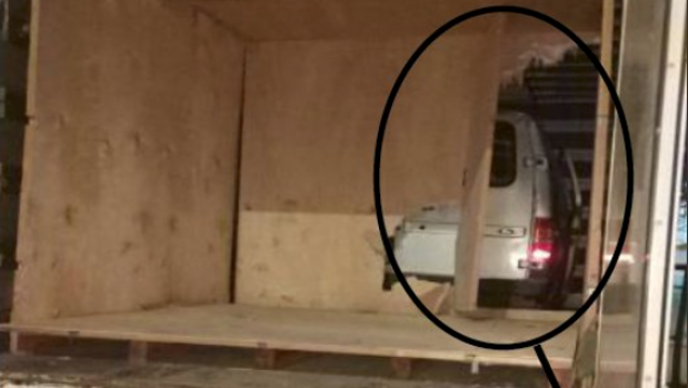 Encuentran por casualidad dentro de un camión una furgoneta robada en 2003