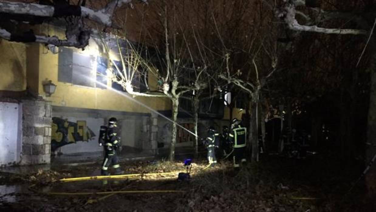 Los bomberos sofocan el fuego en el restaurante Guipuzcoa