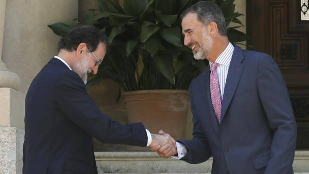 El presidente del Gobierno, Mariano Rajoy, con el Rey