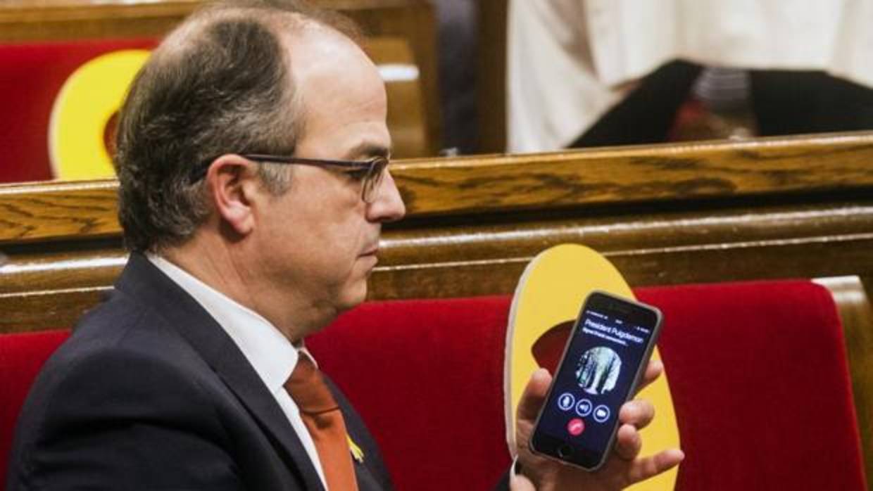Turull llama por teléfono a Puigdemont desde el Parlament, tras la elección de Torrent como presidente de la Cámara