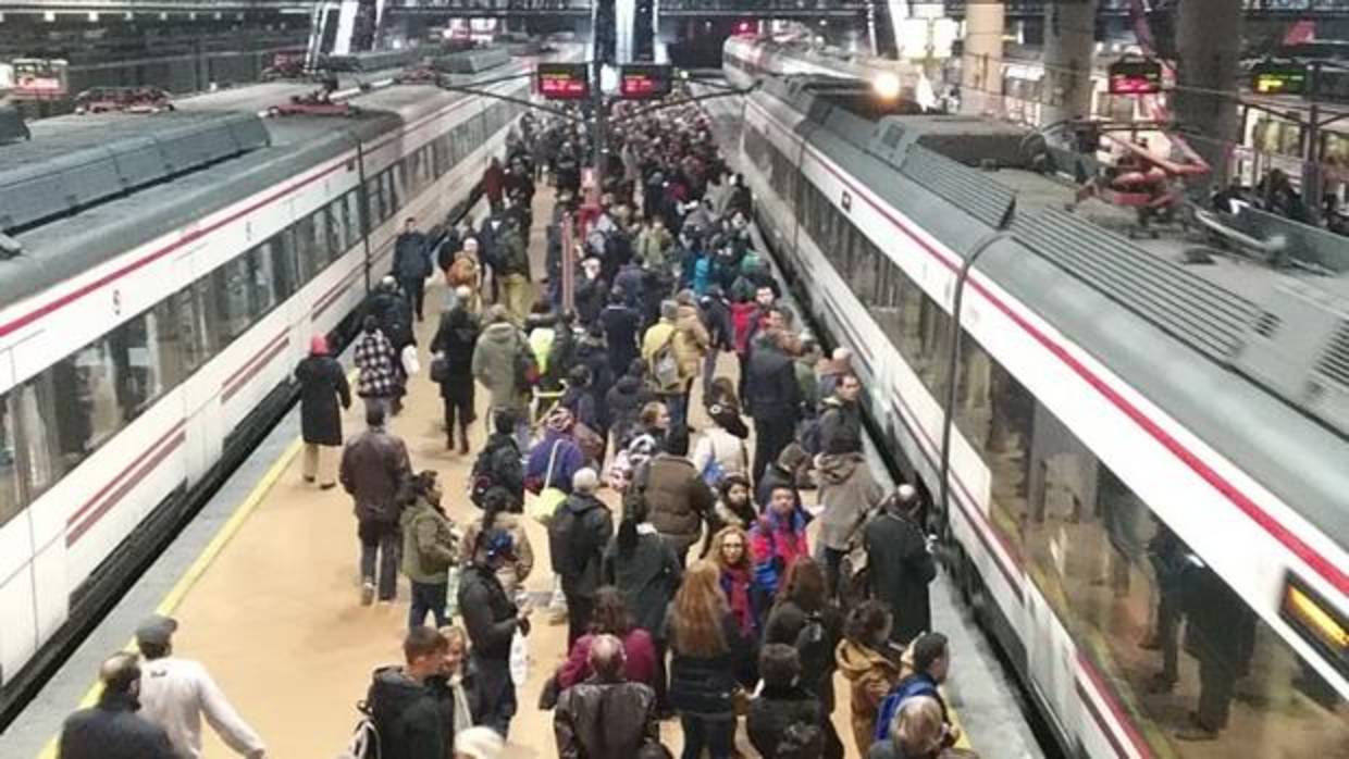 La estación de Atocha, llena de viajeros esperando al tren