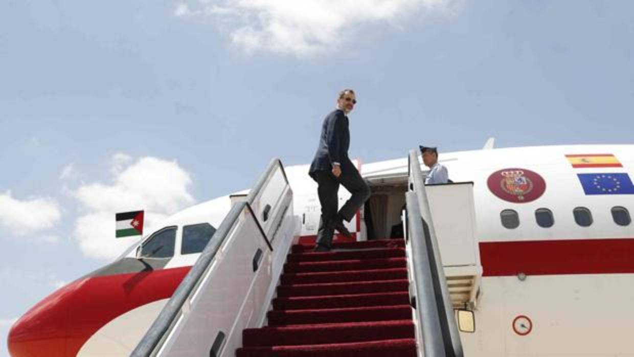 Don Felipe sube la escalera para embarcar en el avión oficial de la Fuerza Aérea Española y emprender regreso desde Jordania