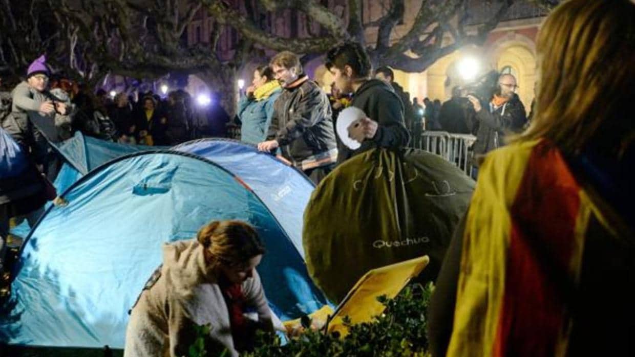 Manifestantes acampados ante el parlamento de Cataluña