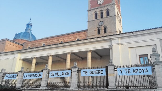 Pancartas de apoyo al párroco en la iglesia de San Miguel de Villalón de Campos